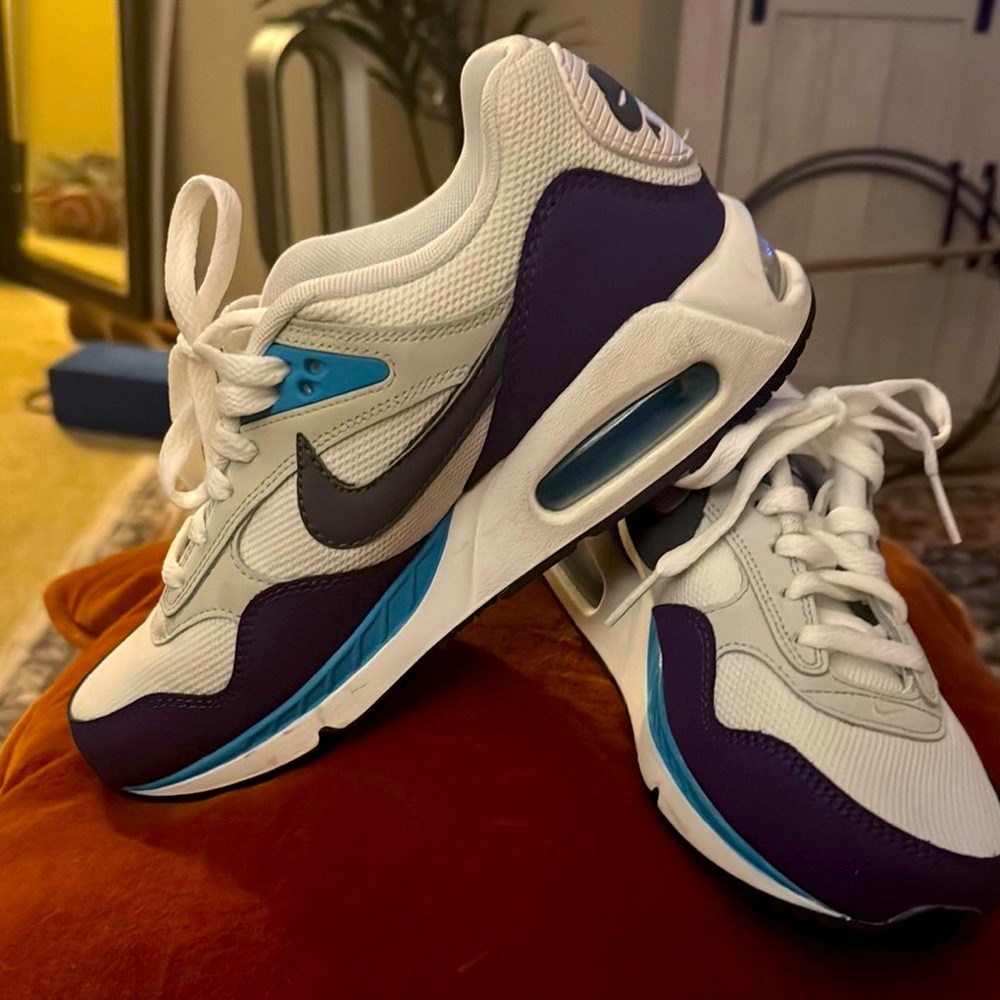 Woman’s size 7 Nike Air Max Sneakers in White and Purple
